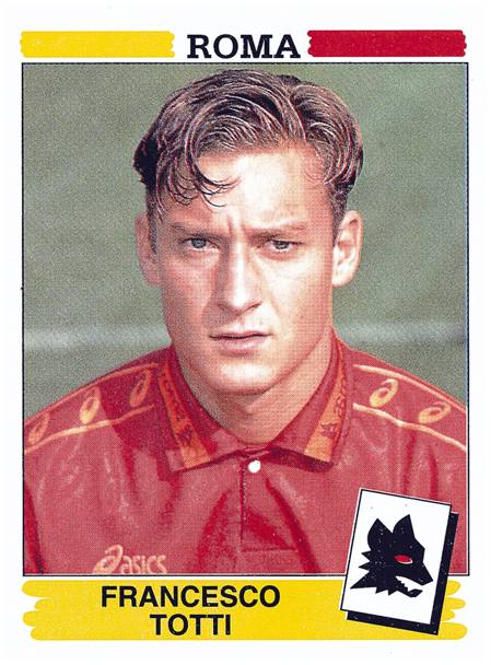 FRANCESCO TOTTI – La maglia della Roma 1994-95  la prima con la quale Francesco Totti figura per la prima volta sull’album Panini. Eppure, il capitano giallorosso, aveva gi esordito in serie A da due stagioni e aveva gi collezionato una decina di presenze. Per Totti, comunque, quel 1994-95 sar l’anno della consacrazione: arriver il primo gol in serie A ed una presenza costante nell’undici titolare. Da l in poi, i record cadranno uno dopo l’altro: dal numero di partite giocate con la maglia della sua squadra alle stagioni consecutive, fino ai 242 gol, ancora parziali, messi a segno in serie A.